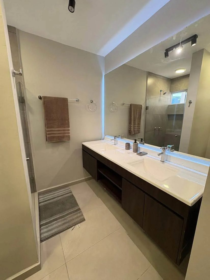 Baño con doble lavabo, casa muestra modelo Kali