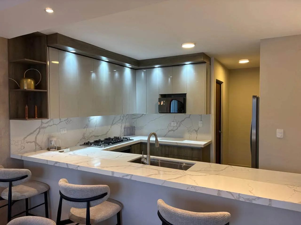 Cocina con barra, casa muestra modelo Kali