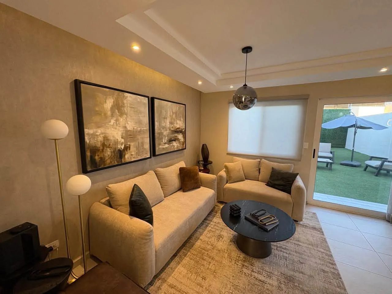 Sala con salida al jardín, casa muestra modelo Kali